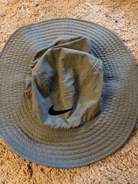Nike Men’s Light Gray Bucket Hat with Black Swoosh